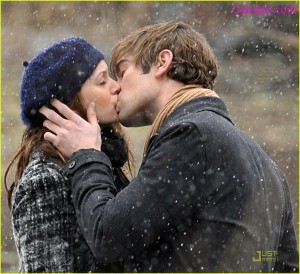 romantic-couple-kissing-wallpaper
